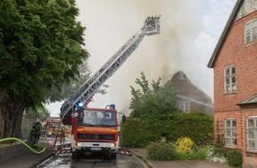 Kreisfeuerwehrverband Rendsburg-Eckernförde: FW-RD: Reetdachhaus brennt in Damendorf bis auf die Grundmauern nieder, 130 Feuerwehrkameraden im Einsatz, dabei wurde ein Feuerwehrkamerad verletzt.