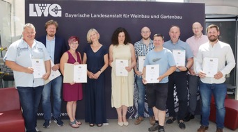 Deutscher Berufs und Erwerbs Imker Bund e.V. (DBIB): Techniker wird Tierwirt: 10 neue staatlich geprüfte Berufsimker an der LWG