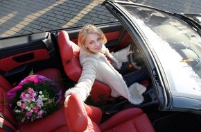 Opel Automobile GmbH: Ein starkes Duo: Die Box-Weltmeisterin und das Astra Cabrio Turbo / Regina Halmich entscheidet sich für Opel