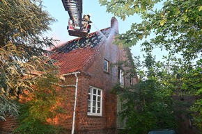POL-STD: Leerstehendes Wohnhaus in Bützfleth in Brand geraten - Polizei sucht Zeugen