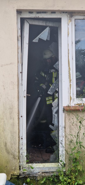 Freiwillige Feuerwehr Gemeinde Schiffdorf: FFW Schiffdorf: Brandstiftung in Einfamilienhaus - geringer Brandschaden dank schnellem Einsatz