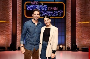 ARD Das Erste: Das Erste: Traumpaar: Die Schauspieler Chryssanthi Kavazi und Tom Beck bei "Wer weiß denn sowas?"