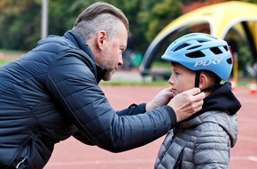 ADAC: ADAC Kinderfahrradhelm-Test mit ern&uuml;chterndem Ergebnis: Kein Helm erreicht die Gesamtnote "gut" / Testverlierer kostet 80 Euro, verstellt sich aber bei der Fahrt von selbst