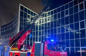 Feuerwehr Bergheim: FW Bergheim: ABSCHLUSSMELDUNG: Gro&szlig;brand in Bergheim nach rund 37 Stunden gel&ouml;scht