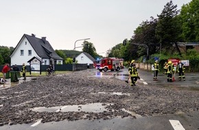 Freiwillige Feuerwehr Finnentrop: FW Finnentrop: Gewitterfront mit Starkregen sorgt für Feuerwehreinsätze