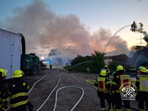 FW Neukirchen-Vluyn: Großbrand einer Scheune - Kräftezehrender Einsatz über 17 Stunden + Nachlöscharbeiten bis zum Folgetag (Abschlussmeldung)