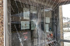 Kreispolizeibehörde Märkischer Kreis: POL-MK: Sachbeschädigungen: Fenster der Hönnequellschule zerdeppert