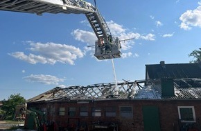 Kreisfeuerwehrverband Lüchow-Dannenberg e.V.: FW Lüchow-Dannenberg: Gebäudebrand in Teichlosen (Jameln/Ldkrs. Lüchow-Dannenberg) +++ Landwirt handelt instinktiv richtig +++ Brandausbreitung erfolgreich verhindert