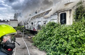 Feuerwehr Neuss: FW-NE: Feuer in einem alten Bahnwaggon | Keine Verletzten