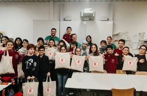 Kaufland: Weihnachtshelfer von Kaufland bringen Kinderaugen zum Leuchten: Vorzeitige Bescherung bei "Fußball trifft Kultur" in Nürnberg