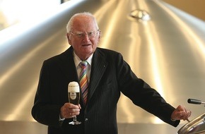 Krombacher Brauerei GmbH & Co.: Dr. h.c. Friedrich Schadeberg, Seniorchef der Krombacher Brauerei, feiert am Tag des Deutschen Bieres seinen 95. Geburtstag