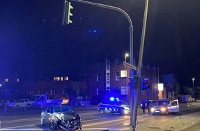 Polizei Mönchengladbach: POL-MG: 19-jähriger Autofahrer kollidiert mit Straßenschild und Fußgängerampel