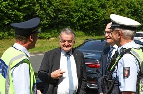 Polizei Steinfurt: POL-ST: Kreis Steinfurt, Innenminister Herbert Reul besucht Verkehrskontrolle der Kreispolizeibehörde Steinfurt