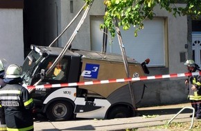 Feuerwehr Essen: FW-E: Kehrmaschine in Gehweg eingesackt, Feuerwehr hilft mit Autokran