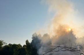 Feuerwehr Detmold: FW-DT: Brennender Unterstand statt Waldbrand - Aufwendiger Löscheinsatz in Pivitsheide