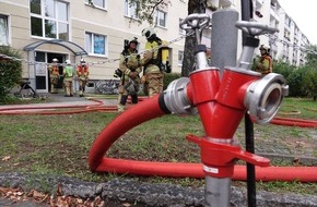Feuerwehr Dresden: FW Dresden: Kellerbrand - Feuerwehr rettet zahlreiche Personen aus Mehrfamilienhaus