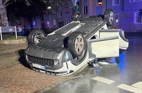 Polizei Bochum: POL-BO: Zusammenstoß in Herne - Fahrzeug bleibt nach Unfall auf Dach liegen
