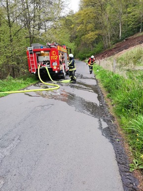 FW-EN: Zwei Flächenbrände beschäftigten die Hattinger Feuerwehr - Übergreifen auf Wald kann verhindert werden