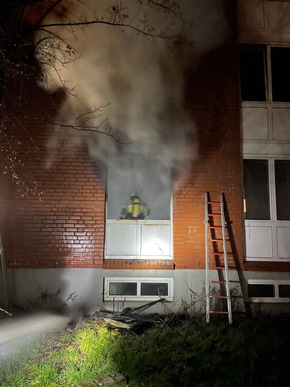 FW Lage: Feuer 3 / Zimmerbrand in einer Gemeinschaftsunterkunft - 12.01.2022 - 05:07 Uhr