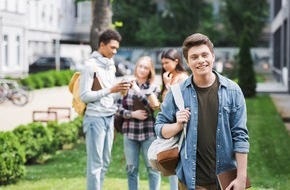 Hochschule München: Junge Geflüchtete beraten beim Einfädeln in die Berufswelt