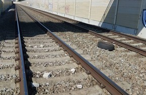 Bundespolizeidirektion M&uuml;nchen: Bundespolizeidirektion M&uuml;nchen: Steine und Reifen im Gleisbereich: Gef&auml;hrlicher Eingriff in den Bahnverkehr - Bundespolizei Freilassing sucht Zeugen