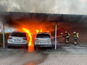 FW-AUR: Brennende Autos greifen auf Unterstand über