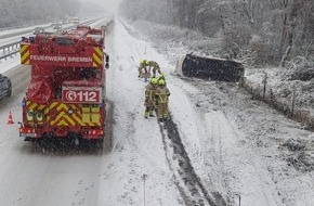 Feuerwehr Bremen: FW-HB: Gl&auml;tteunfall - Feuerwehrfahrzeug kommt von der Fahrbahn ab