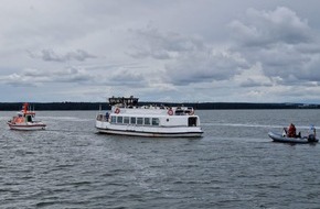 Landeswasserschutzpolizeiamt Mecklenburg-Vorpommern: LWSPA M-V: Seenotretter bringen Fahrgastschiff mit Maschinenschaden sicher in den Hafen