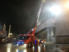 FW Horn-Bad Meinberg: Feuer in Industriebetrieb - Stichworterhöhung von Feuer 2 auf Feuer 3