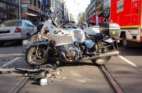 Polizei Düsseldorf: POL-D: Senioren-Pärchen bei Unfall in Friedrichstadt schwer verletzt - Tiefstehende Sonne nahm Unfallverursacher die Sicht - Altes Motorrad-Gespann stark beschädigt