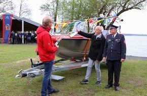 Kreisfeuerwehrverband Rendsburg-Eckernförde: FW-RD: Feierliche Übergabe des Rettungsbootes in Bünsdorf "Hein" wurde es getauft