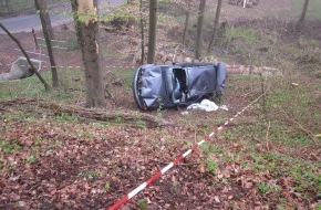 Polizeidirektion Göttingen: POL-GOE: (230/2012) - Drei verletzte Personen durch Unfall nach Kollision mit einem Baum