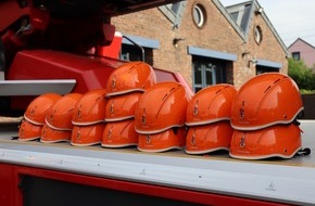 Freiwillige Feuerwehr Hennef: FW Hennef: Neue Schutzhelme für die Jugendfeuerwehr
