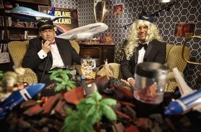 TELE 5: "Guten Abend und herzlich willkommen an Bord der SchleFaZ 7389" - "SchleFaZ: Airplane vs. Volcano" am 5. Dezember auf TELE 5. (FOTO)