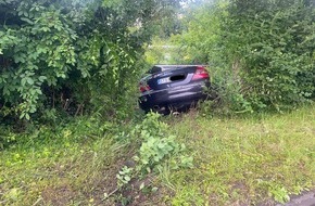 Polizeiinspektion Stade: POL-STD: Stade: Fahrt endet im Garten - Zeugen nach Unfall im Bereich Salztorscontrescarpe gesucht