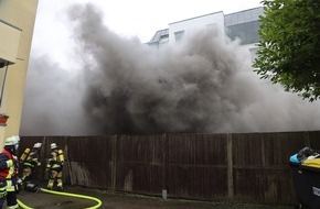 Feuerwehr Essen: FW-E: Sattelauflieger brennt in Anlieferung