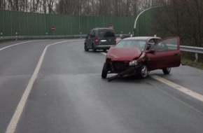 Polizeiinspektion Cuxhaven: POL-CUX: Auf regennasser Fahrbahn gegen entgegenkommenden Pkw geschleudert - Vier Verletzte