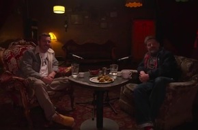 "Ich habe oft eine Rolle, hinter der ich mich verstecken kann". Zwei Könige sitzen an einem Tisch: Schauspieler Edin Hasanovic ist zu Gast im FESTIVAL DER LIEBE Podcast mit Kai Blasberg