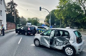 Polizei Mettmann: POL-ME: Hoher Sachschaden nach Verkehrsunfall - Hilden - 2107059