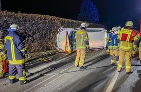 Freiwillige Feuerwehr Menden: FW Menden: PKW verunfallt auf der Provinzialstraße