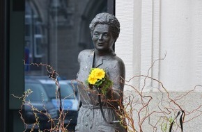 Fleurop AG: Fleurop feiert Frauentag / Weibliche Statuen im ganzen Land bekommen zum Weltfrauentag mehr Sichtbarkeit durch Blumenschmuck