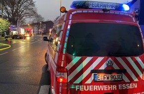 Feuerwehr Essen: FW-E: PKW brennt unmittelbar vor Gebäude - keine Verletzten