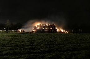 Feuerwehr Dortmund: FW-DO: 60 Rundballen im Vollbrand in Scharnhorst