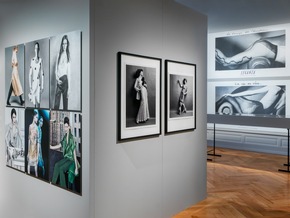 Ausstellung im Textilmuseum St.Gallen: „Mise en Scène. Modefotografie von der Belle Epoque bis heute“ eröffnet