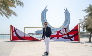 Qatar Tourism: Was für ein Schuss! Qatar Tourism präsentiert "Posts of Qatar" / David Beckham knipst sich vor malerischer Kulisse