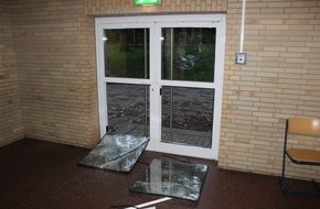 Polizei Hagen: POL-HA: Eingangstür der Vinckeschule beschädigt - Zeugen gesucht