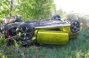 Polizeiinspektion Cuxhaven: POL-CUX: Sportwagenfahrer auf Autobahn verunfallt - Verursacher flüchtet (Foto als Download) + Zwei Jungs auf einem Rad unterwegs - beide nach Zusammenstoß mit Pkw verletzt u.a.
