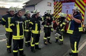 Feuerwehr Ense: FW Ense: Gemeinsame &Uuml;bung bei Auto Gro&szlig;e: Feuerwehr Ense und Feuerwehr Arnsberg trainieren Hand in Hand