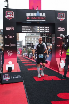 Geht auch f&uuml;r Kunden die Extra-Meile: Fenster-Welten-Gesch&auml;ftsf&uuml;hrer Dennis Niemsch bezwingt Ironman in Hamburg
