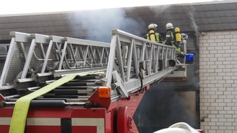 FW Celle: Gebäudebrand in ehemaliger Schule in Westercelle - unübersichtliche Lage für die Feuerwehr!